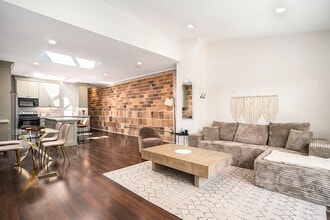 110 Washington Ave in Grand Haven, MI - Foto de edificio - Building Photo