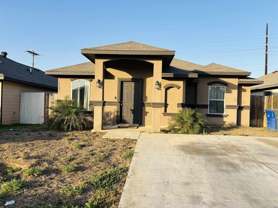 3309 Jose C Santos Dr in Laredo, TX - Building Photo