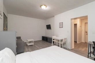 131 E 94th St in New York, NY - Building Photo - Building Photo