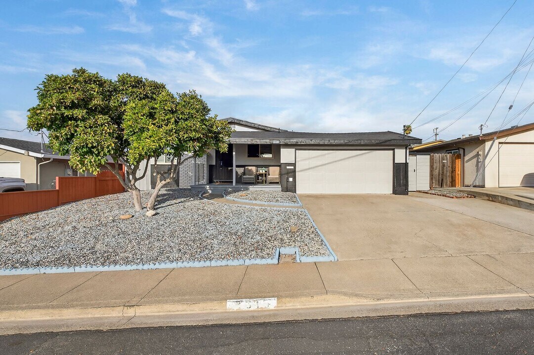 2615 Henry Ave in Pinole, CA - Foto de edificio