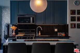 460 S Spring St in Los Angeles, CA - Building Photo