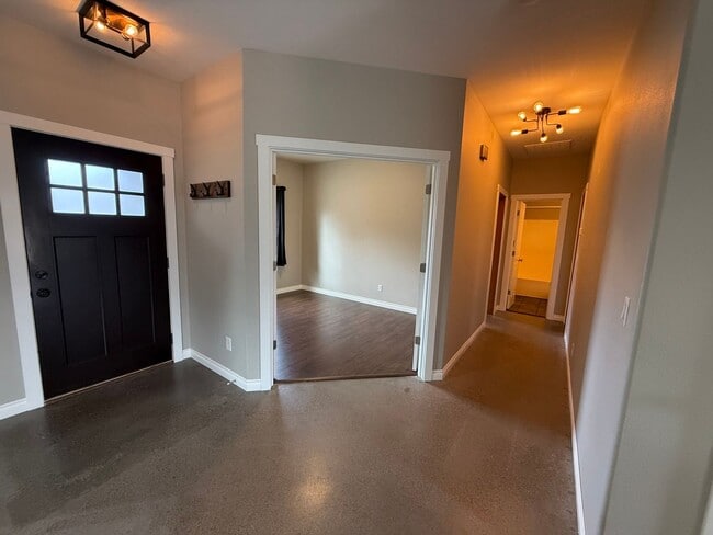 61158 Brookhollow Dr in Bend, OR - Building Photo - Building Photo