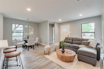 2124 Tisinger Ave in Dallas, TX - Building Photo - Building Photo
