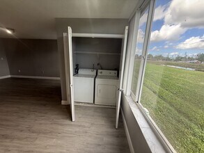 2880 N Oakland Forest Dr in Oakland Park, FL - Building Photo - Building Photo