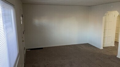 1076 Sherwood Dr in Dayton, OH - Building Photo - Building Photo