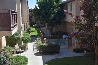 8602 Chapman Ave in Garden Grove, CA - Building Photo - Building Photo