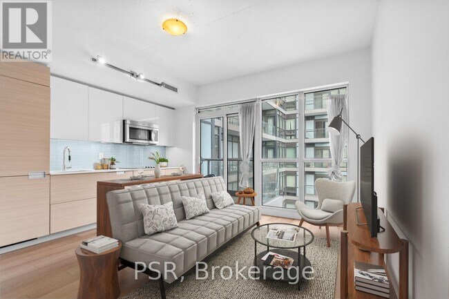 210 Simcoe St in Toronto, ON - Building Photo - Building Photo