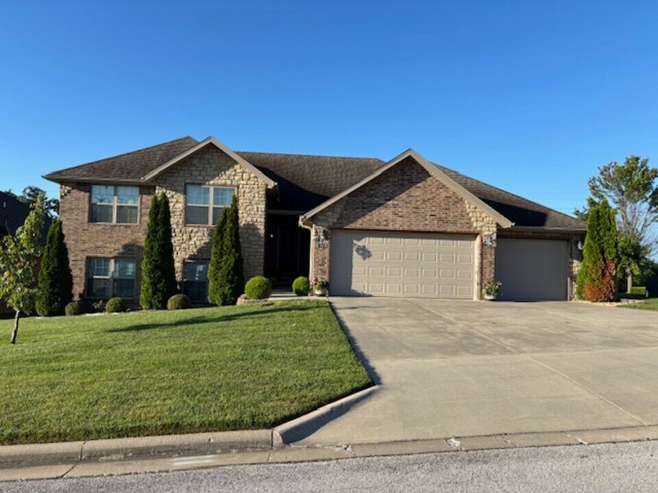 856 E Beechwood Rd in Nixa, MO - Building Photo