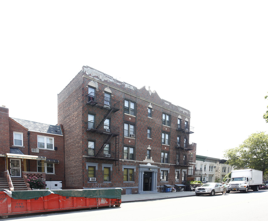 611 Dahill Rd in Brooklyn, NY - Building Photo