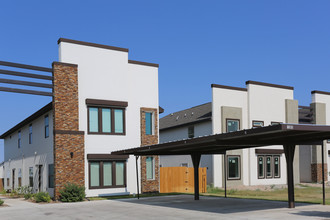 West Oak Apartments in Edinburg, TX - Building Photo - Building Photo