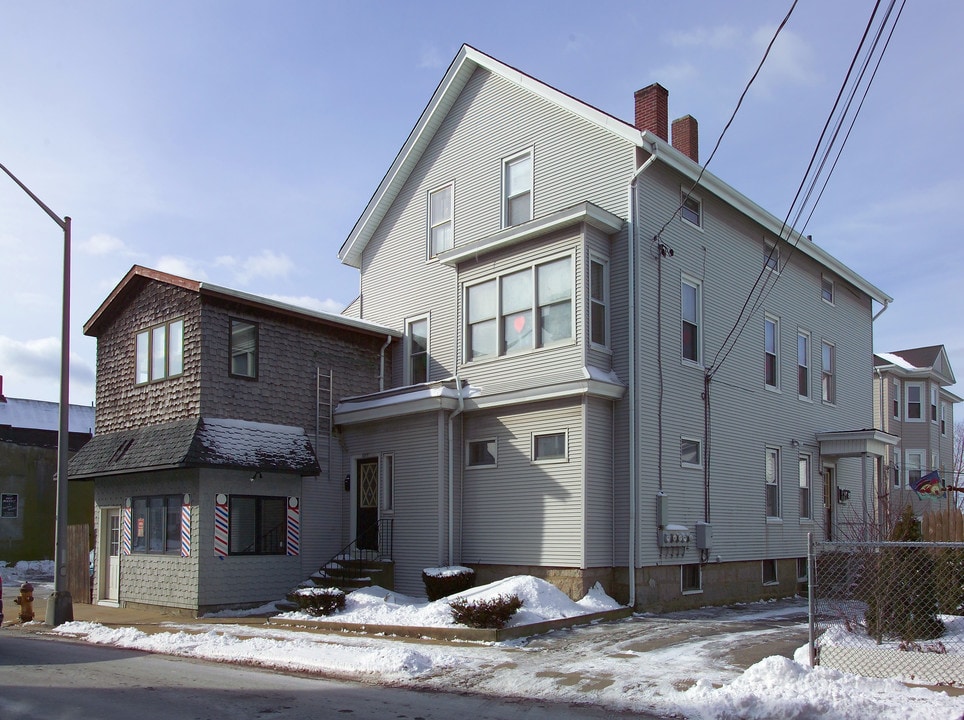 887 2nd St in Fall River, MA - Building Photo