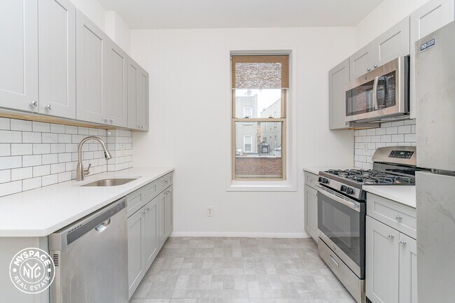 61-17 68th Ave, Unit 2B in Queens, NY - Foto de edificio - Building Photo