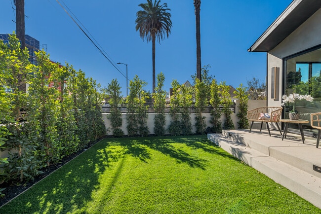 651 N Wilton Pl in Los Angeles, CA - Building Photo - Building Photo