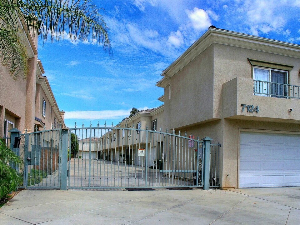 7124 Farralone Ave, Unit 111 in Canoga Park, CA - Building Photo
