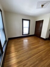 211 Holland St in Somerville, MA - Foto de edificio - Building Photo