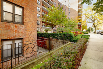 6776 Booth St in Forest Hills, NY - Building Photo - Building Photo