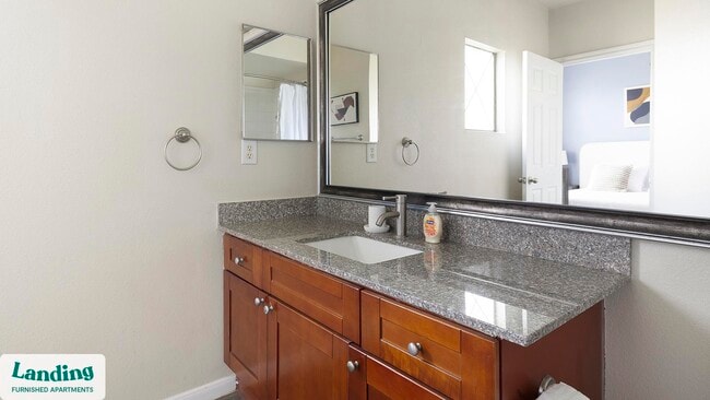 901 Lakeside Cir in Lewisville, TX - Foto de edificio - Building Photo