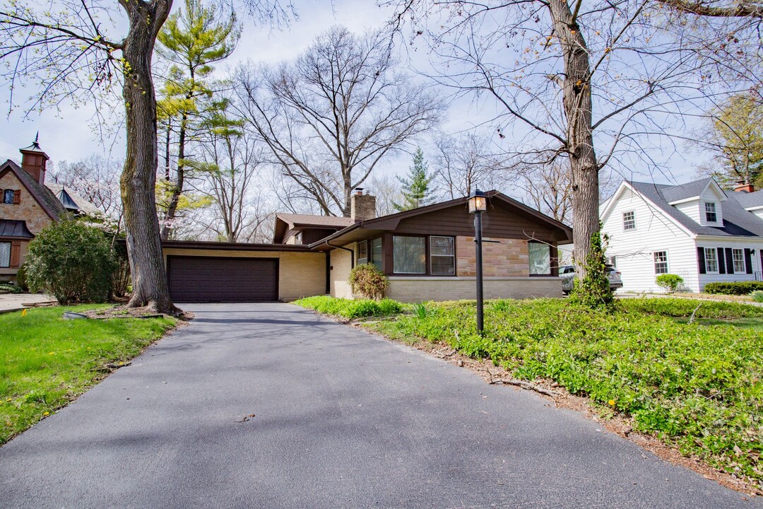 827 Diane Ln in Naperville, IL - Building Photo