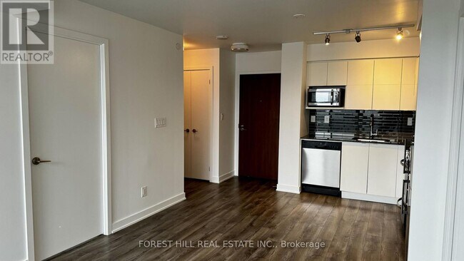 160 Flemington Rd in Toronto, ON - Building Photo - Building Photo