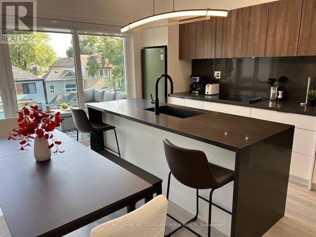 property at 16-16 Minto St
