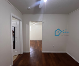 2055 W Summit Ave, Unit D in San Antonio, TX - Building Photo - Building Photo