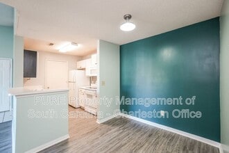 2011 N Hwy 17 in Mount Pleasant, SC - Foto de edificio - Building Photo