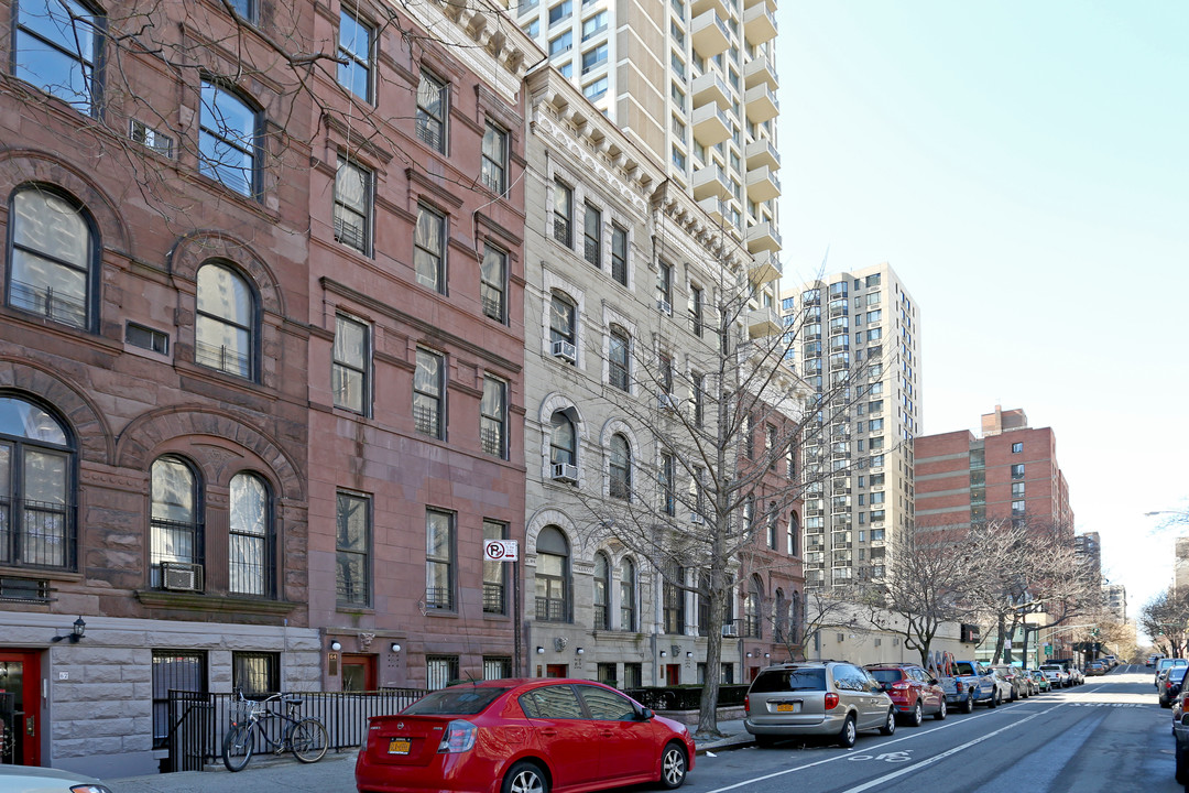 66 W 91st St in New York, NY - Building Photo