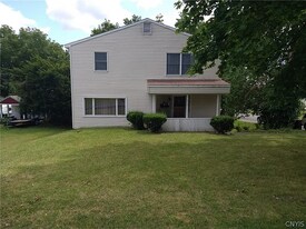 300 Kinne St in East Syracuse, NY - Building Photo