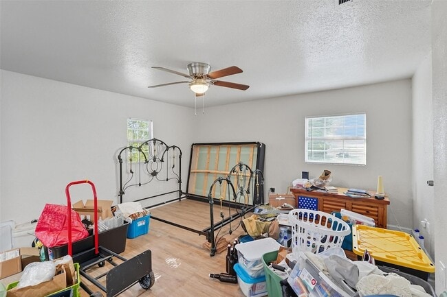 1080 Co Rd 1235 in Emory, TX - Foto de edificio - Building Photo