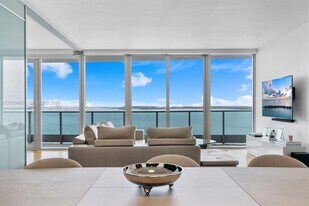 1331 Brickell Bay Dr in Miami, FL - Building Photo
