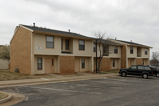 Chaparral Townhouses in Oklahoma City, OK - Foto de edificio - Building Photo