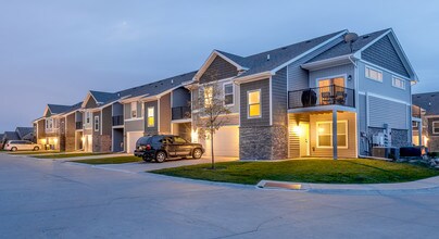 Village at Century Run Townhomes in West Des Moines, IA - Foto de edificio - Building Photo