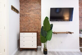 240e E 75th St in New York, NY - Building Photo - Building Photo