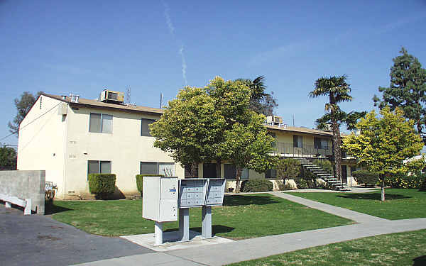 349 N Manila Ave in Fresno, CA - Foto de edificio - Building Photo