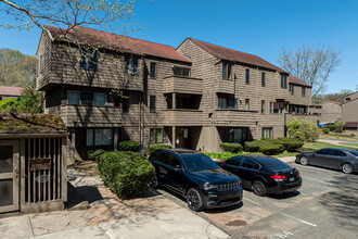 Hillside Village Condominiums in Hamden, CT - Foto de edificio - Building Photo