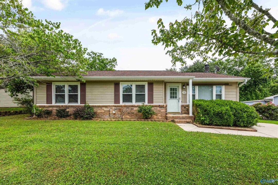 13935 SW Wyandotte Dr in Huntsville, AL - Building Photo