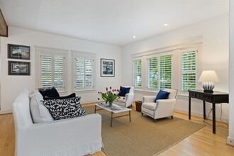270 Eakin Dr NW in Bainbridge Island, WA - Foto de edificio - Building Photo