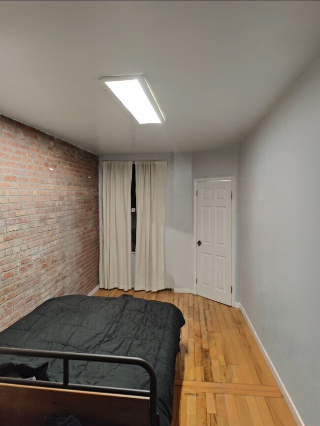 2128 Newtown Ave, Unit Apt 2 in Astoria, NY - Foto de edificio - Building Photo