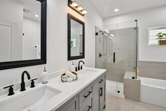 6735 Liverpool St in Houston, TX - Building Photo - Building Photo