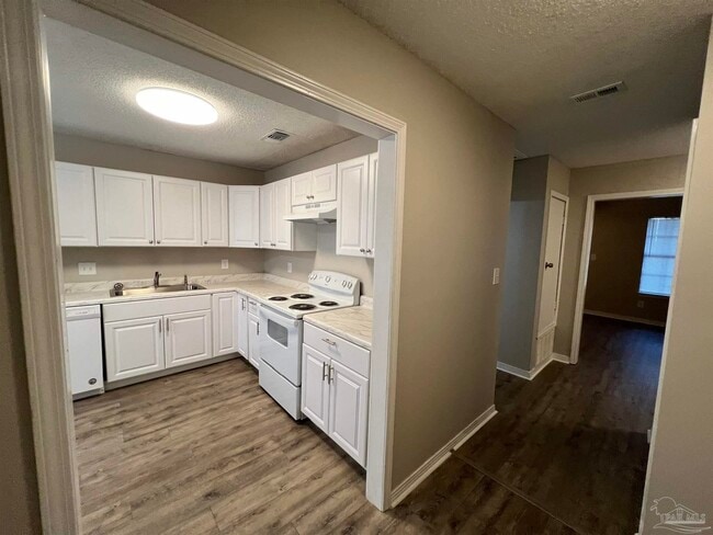 1350 Fairchild St in Pensacola, FL - Building Photo - Building Photo