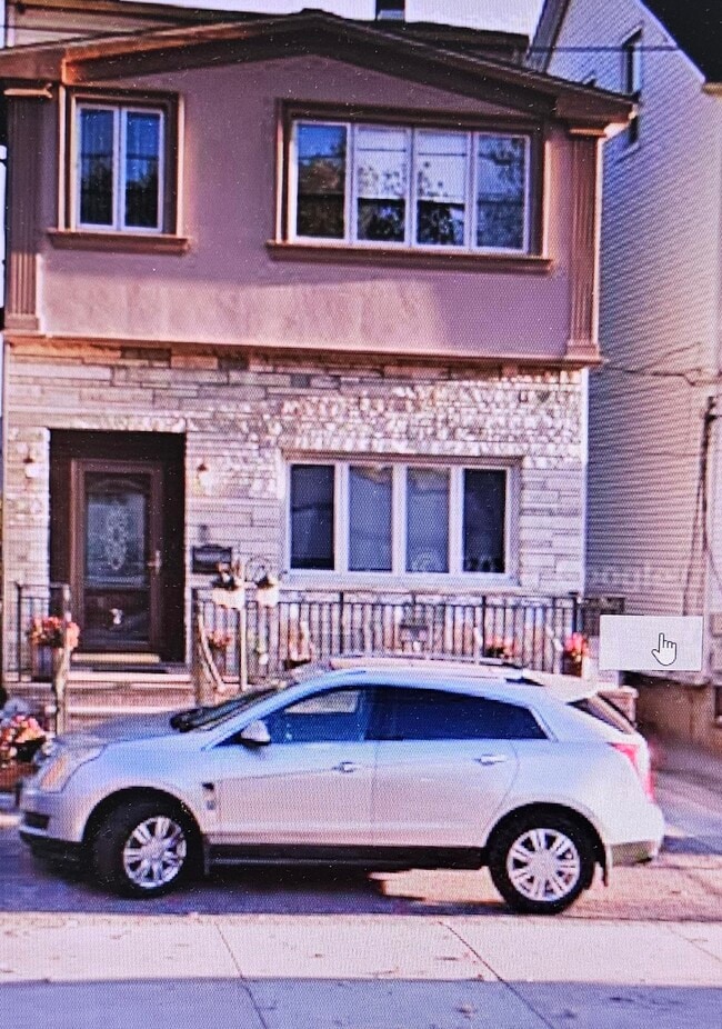 property at 19 W 32nd St