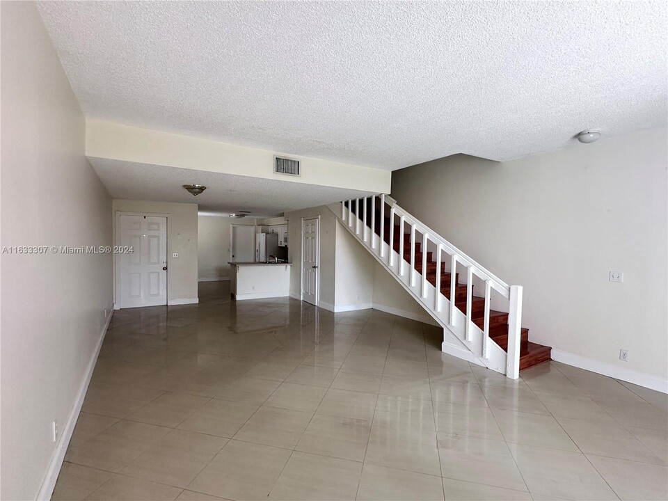 1611 Sorrento Dr in Weston, FL - Building Photo