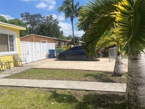10440 NW 28th Ct in Miami, FL - Building Photo - Building Photo