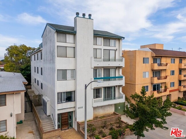 2008 S Bentley Ave in Los Angeles, CA - Foto de edificio - Building Photo