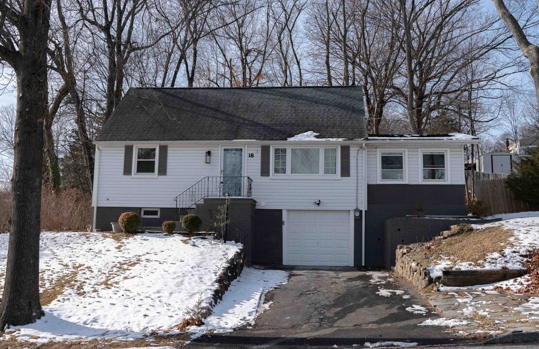 18 Lorelei Rd in West Orange, NJ - Building Photo