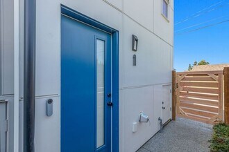 5439 California Ave SW in Seattle, WA - Building Photo - Building Photo