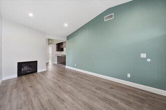 4006-4008 Tricia Way in North Highlands, CA - Foto de edificio - Building Photo