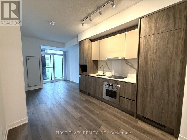 180 Front St E in Toronto, ON - Building Photo - Building Photo