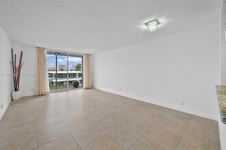 2935 NE 163rd St in North Miami Beach, FL - Building Photo - Building Photo