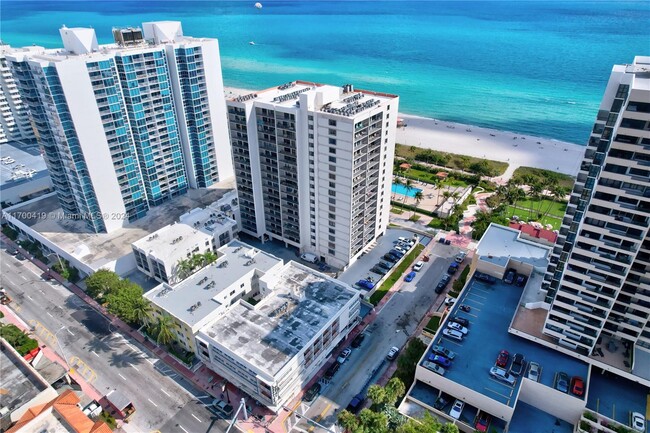 2625 Collins Ave in Miami, FL - Building Photo - Building Photo